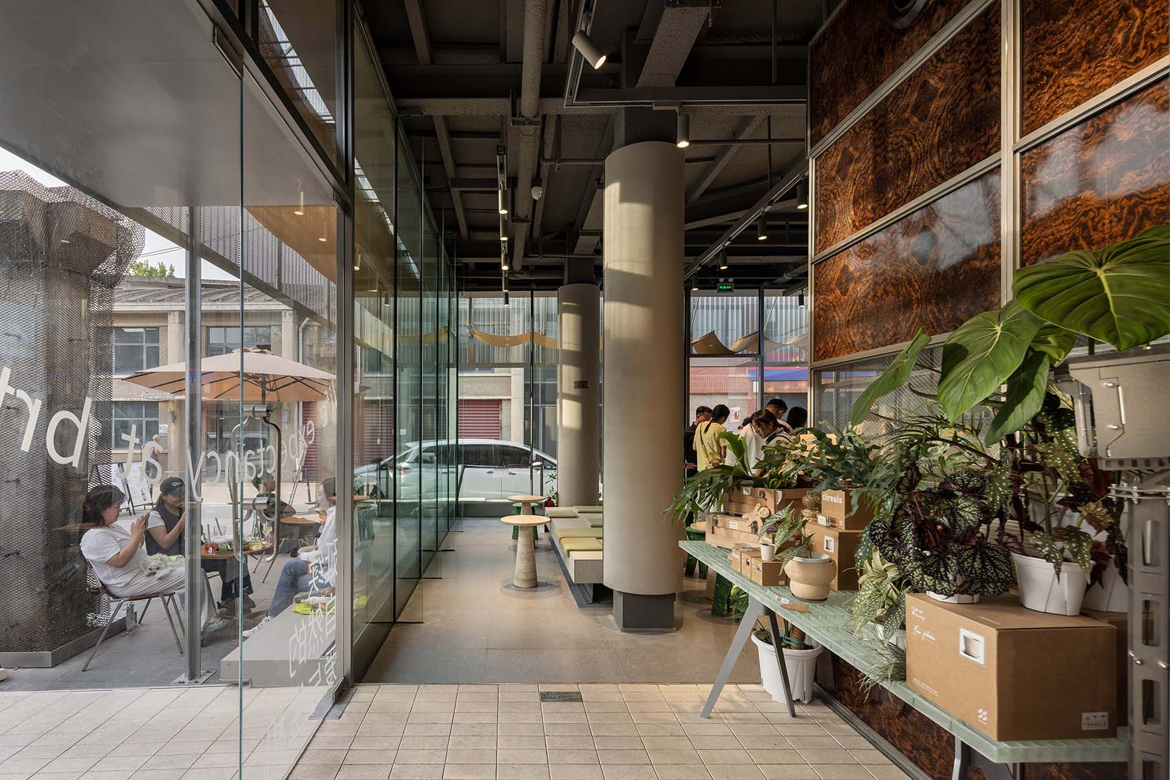 甜品店設計,創意園區甜品店,甜品店裝修,廠房改造,建築改造,甜品店設計案例,甜品店設計方案,西安LEB³甜品店,勒布立方大華1935,西安,MOS木石設計