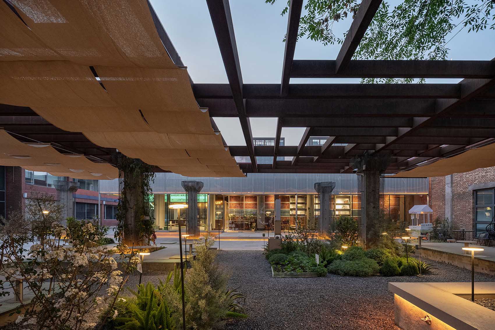 甜品店設計,創意園區甜品店,甜品店裝修,廠房改造,建築改造,甜品店設計案例,甜品店設計方案,西安LEB³甜品店,勒布立方大華1935,西安,MOS木石設計