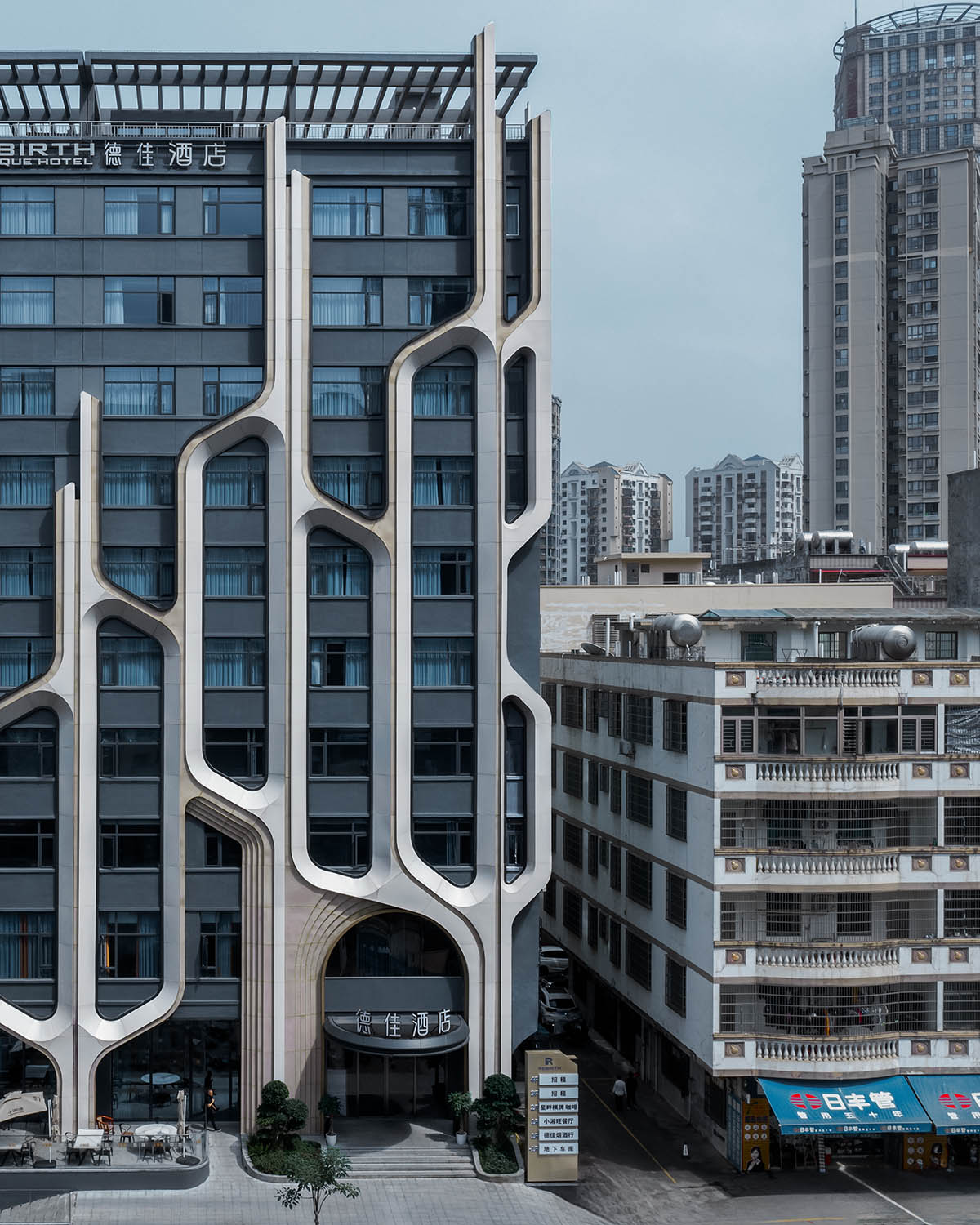 外立麵改造,建築外立麵改造,酒店外立麵改造,酒店外立麵設計,建築改造,海口德佳酒店立麵改造,海口,源合萬相建築設計