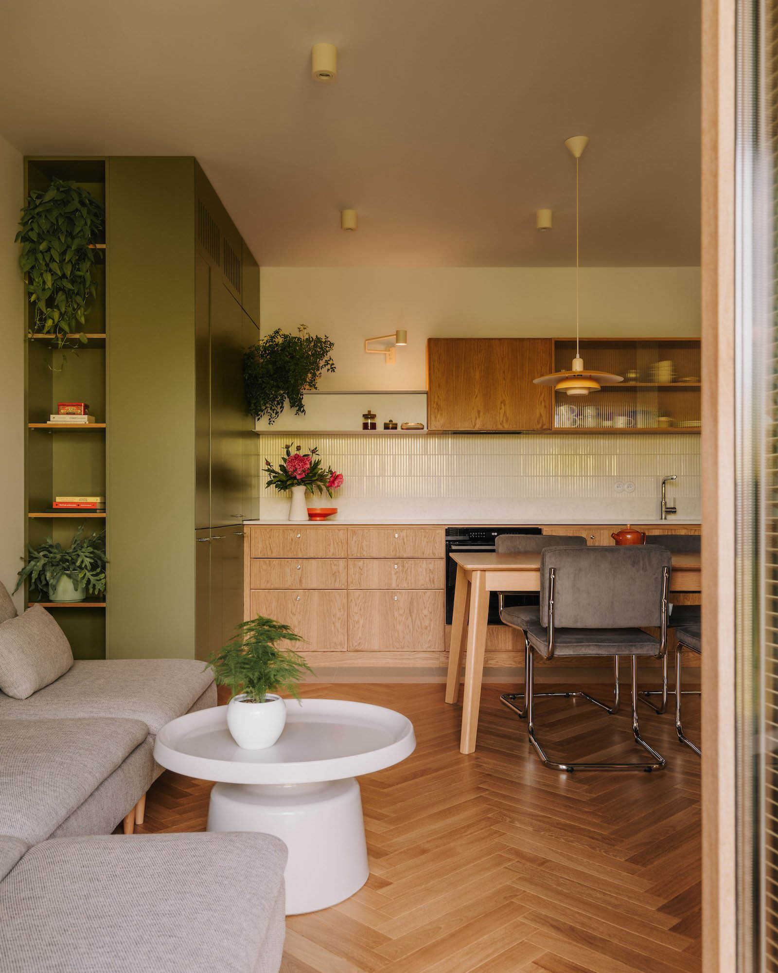 one desk,公寓設計,公寓設計案例,公寓裝修,原木色公寓設計,墨綠色,波蘭