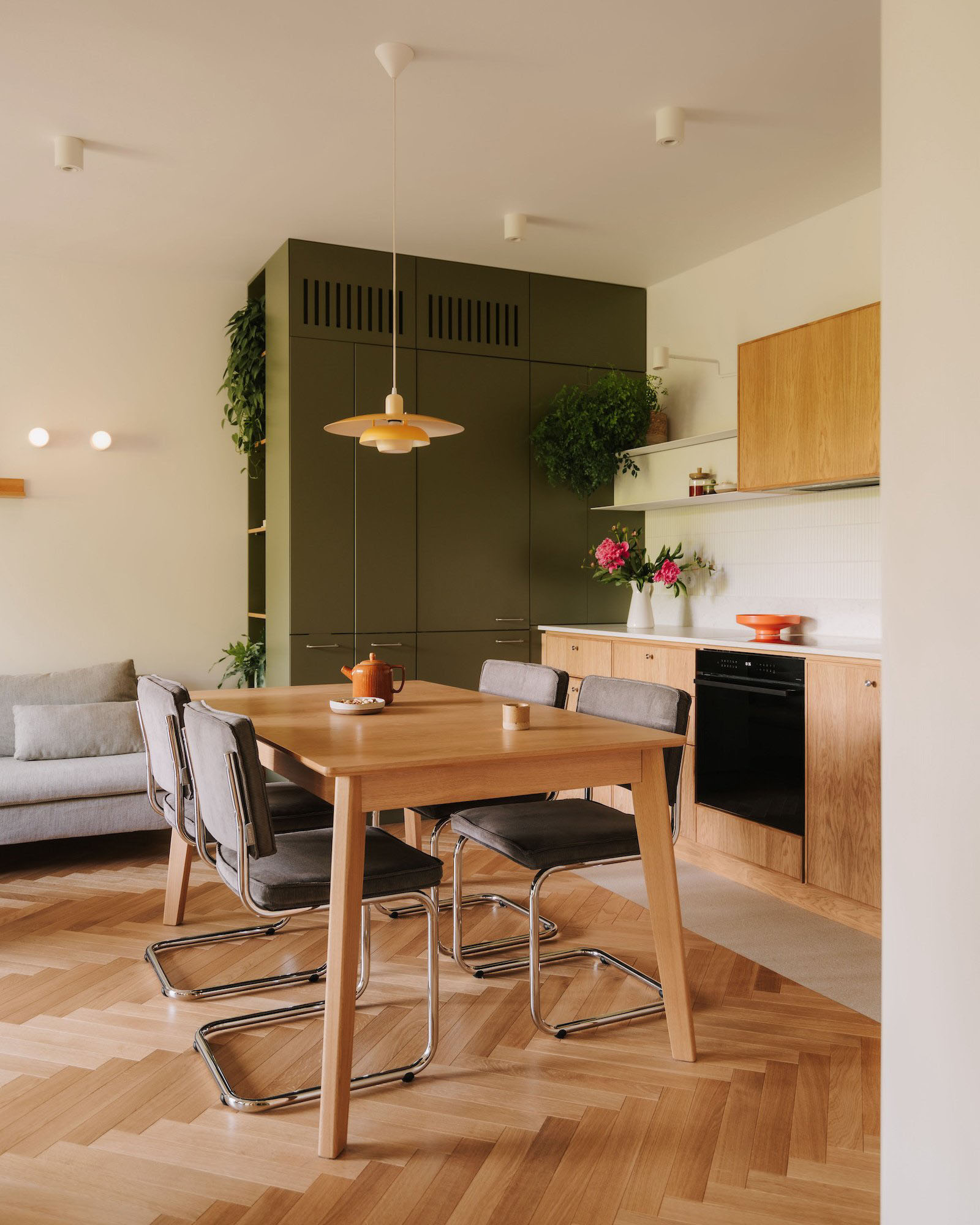 one desk,公寓設計,公寓設計案例,公寓裝修,原木色公寓設計,墨綠色,波蘭