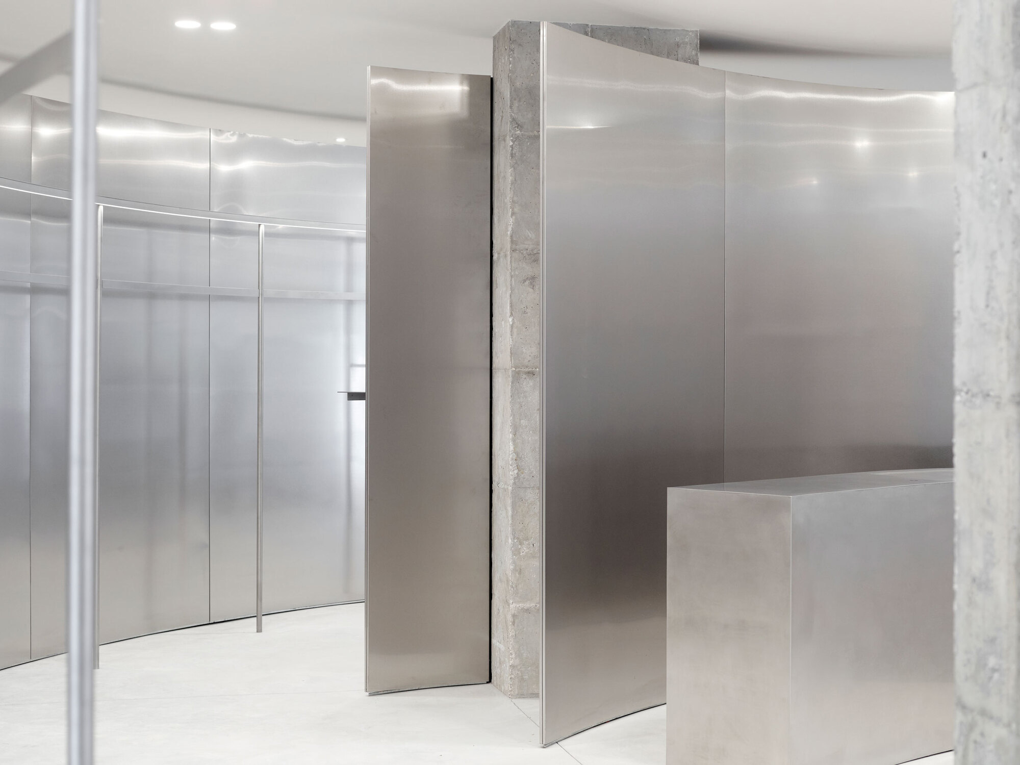 零售店設計,Marbella,服裝店設計,女裝店設計,街邊店設計,極簡主義服裝店,極簡風格零售店,Ekseption Store