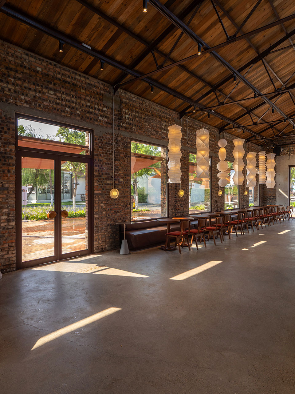 麵包店設計,烘焙店設計,創意麵包店,開放式麵包店,麵包店設計案例,麵包店設計方案,麵包店裝修,廠房改造麵包店,建築改造,河北秦皇島GatherHouse玖山合吉,河北秦皇島,山房築藝術設計