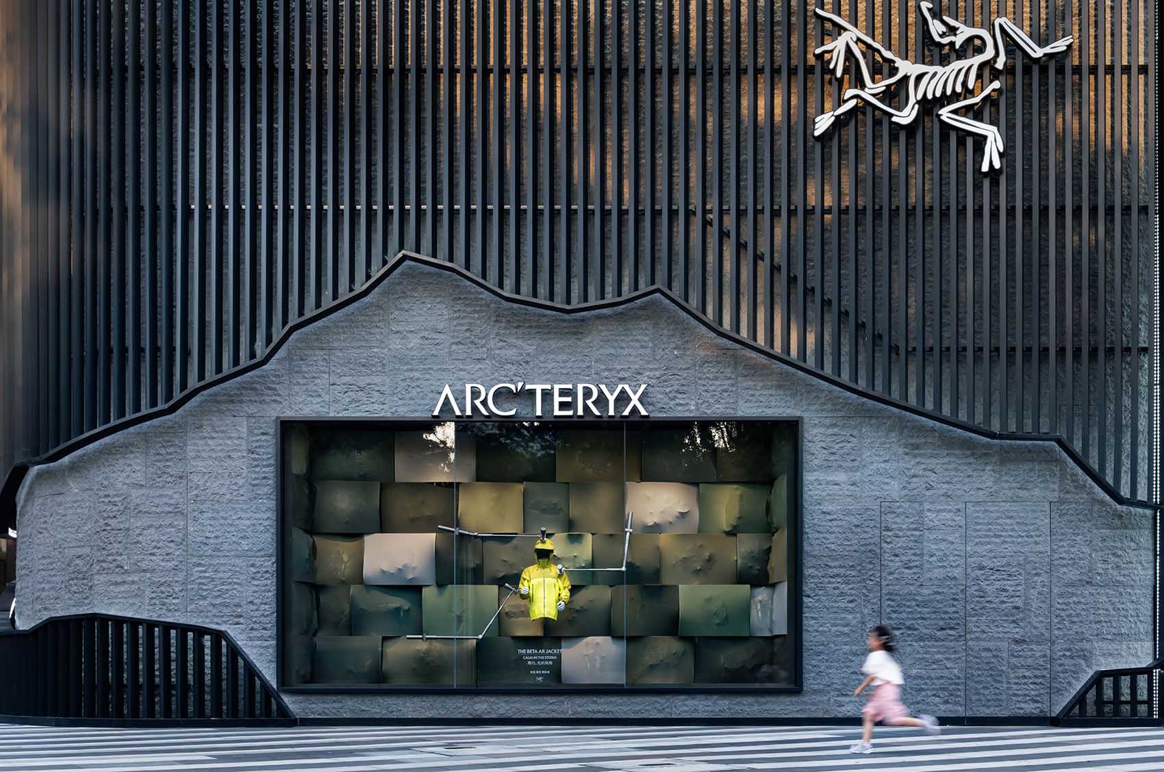 店鋪櫥窗設計,櫥窗設計,商店櫥窗設計,服裝店櫥窗設計,服裝品牌櫥窗設計,櫥窗設計案例,櫥窗設計方案,始祖鳥,始祖鳥2025秋冬櫥窗設計,中國,PILLS工作室