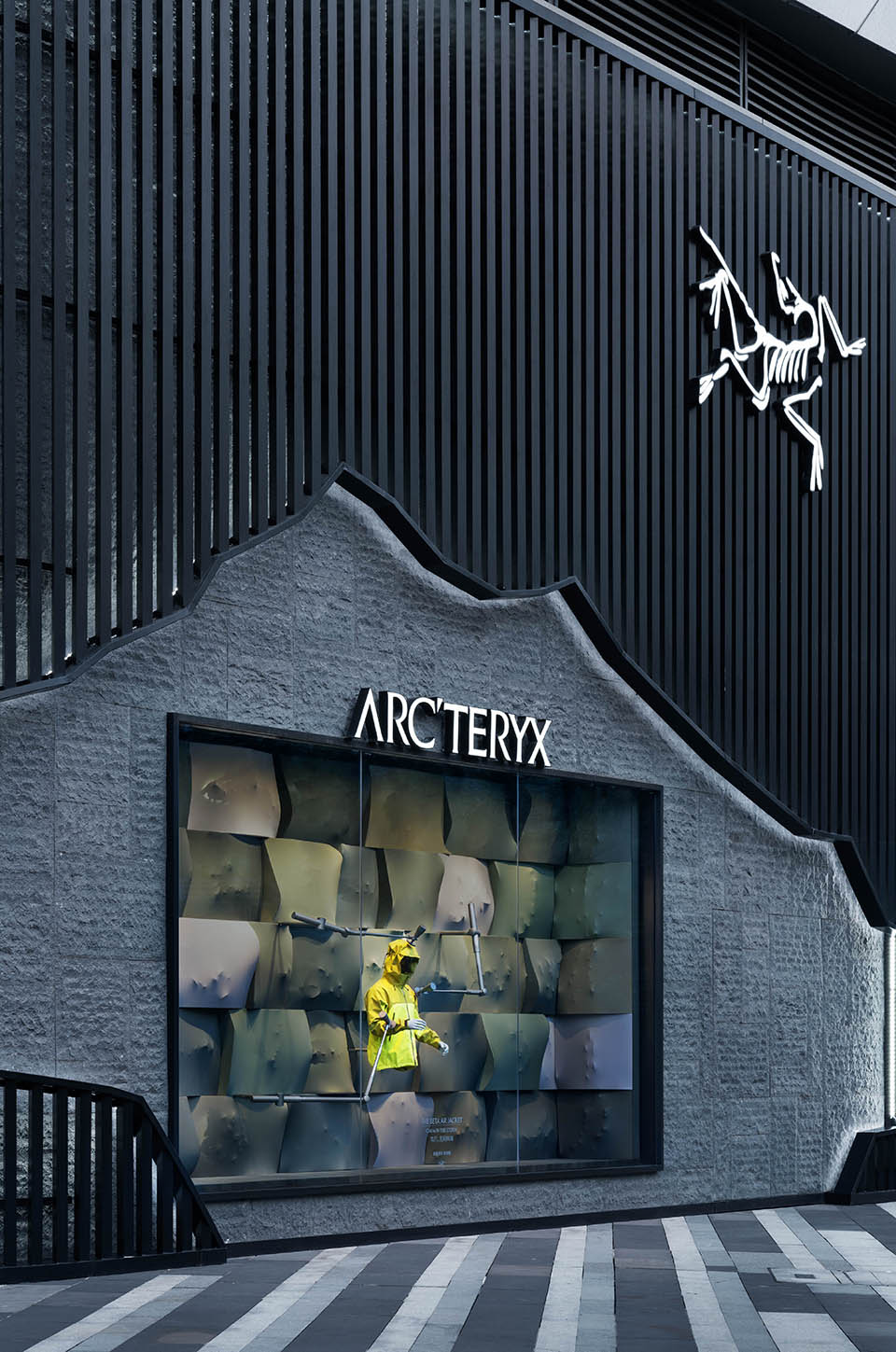 店鋪櫥窗設計,櫥窗設計,商店櫥窗設計,服裝店櫥窗設計,服裝品牌櫥窗設計,櫥窗設計案例,櫥窗設計方案,始祖鳥,始祖鳥2025秋冬櫥窗設計,中國,PILLS工作室