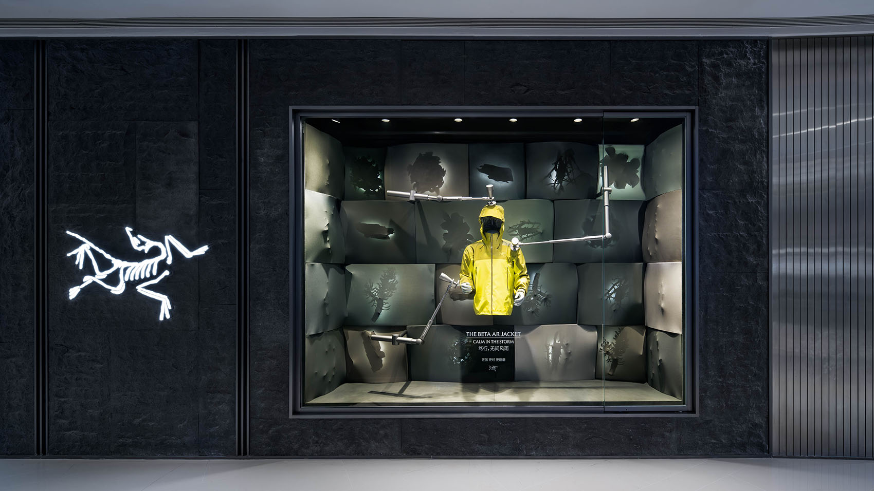 店鋪櫥窗設計,櫥窗設計,商店櫥窗設計,服裝店櫥窗設計,服裝品牌櫥窗設計,櫥窗設計案例,櫥窗設計方案,始祖鳥,始祖鳥2025秋冬櫥窗設計,中國,PILLS工作室