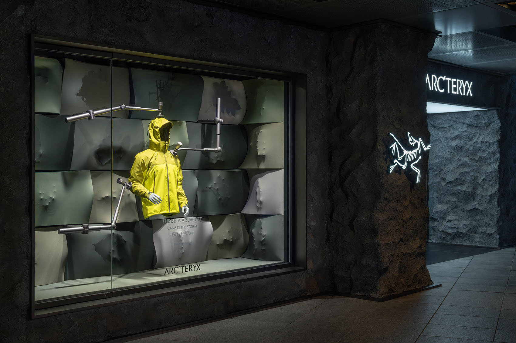 店鋪櫥窗設計,櫥窗設計,商店櫥窗設計,服裝店櫥窗設計,服裝品牌櫥窗設計,櫥窗設計案例,櫥窗設計方案,始祖鳥,始祖鳥2025秋冬櫥窗設計,中國,PILLS工作室