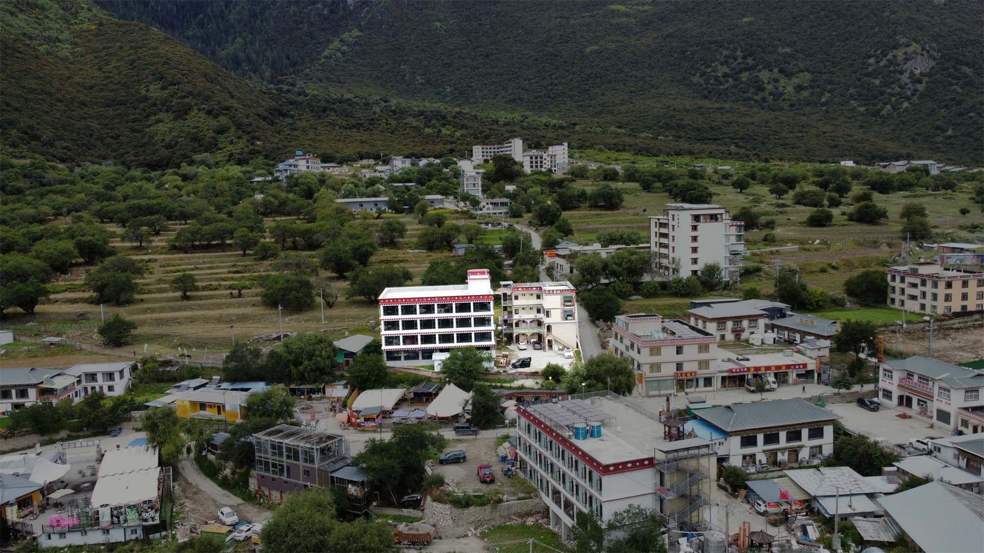 建築改造,居民樓改造民宿,酒店設計,度假酒店設計,酒店立麵改造,民宿設計,侘寂風民宿設計,民宿設計案例,民宿設計方案,西藏林芝漫塵民宿,西藏,奇偶創藝事務所