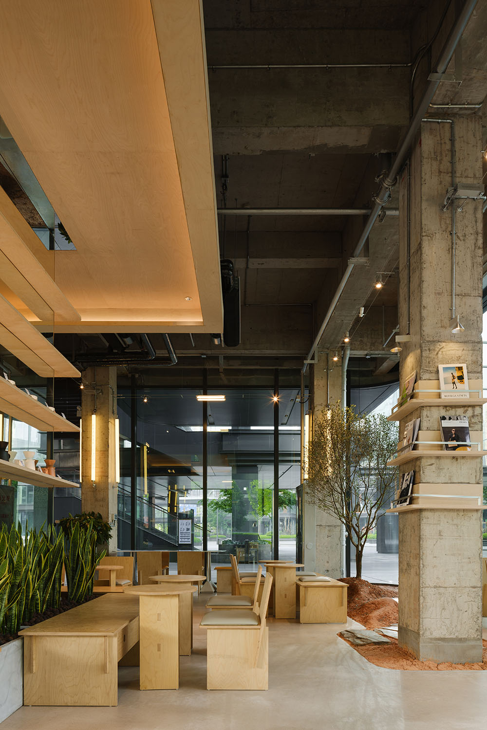 咖啡店設計,開放式咖啡店,鬆弛感咖啡店,商務中心咖啡店,咖啡店打卡,咖啡店裝修,咖啡店設計案例,咖啡店設計方案,長沙達美Seesaw咖啡店:遺落在都市CBD裏的一抹紅土,長沙,紫宇宙設計