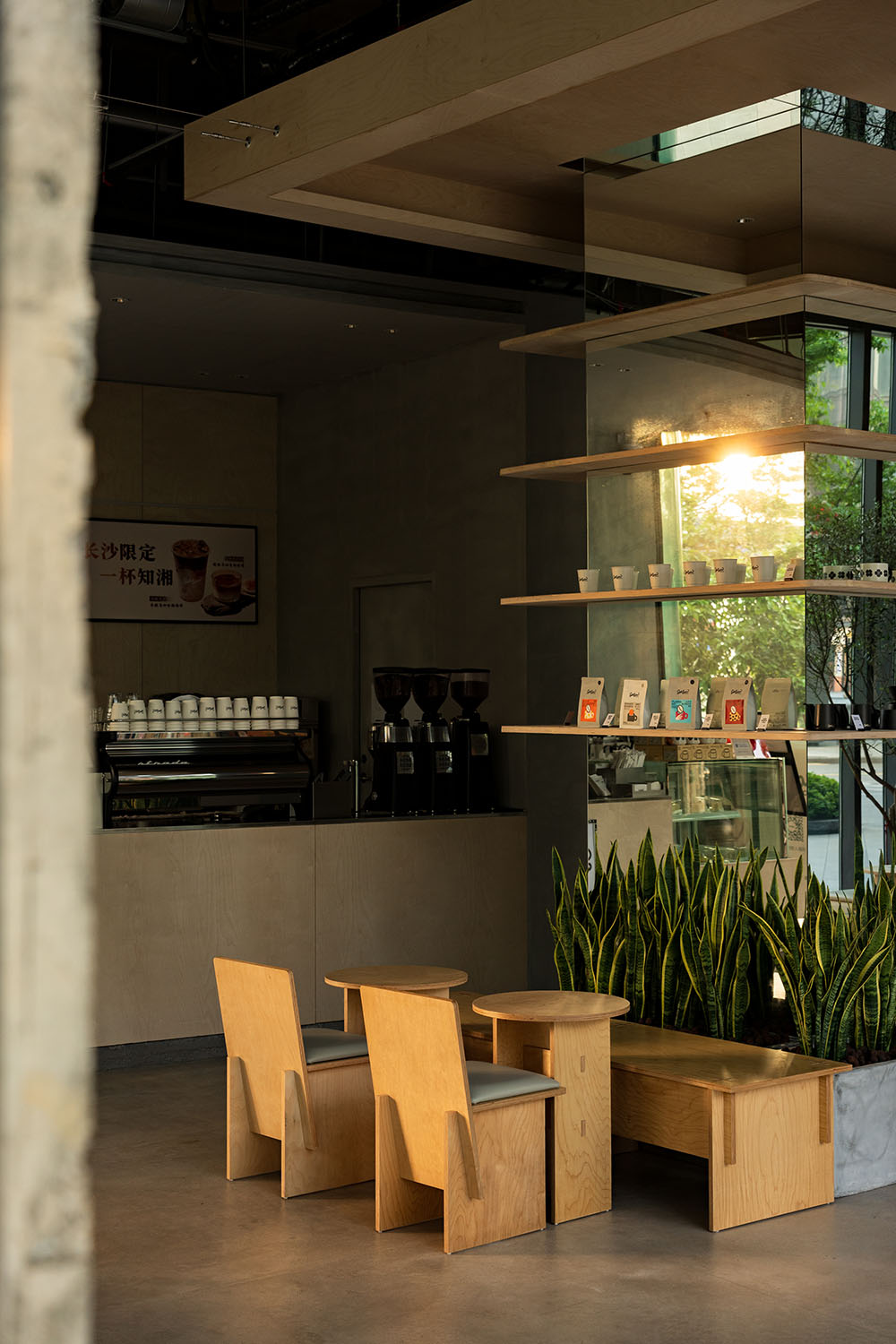 咖啡店設計,開放式咖啡店,鬆弛感咖啡店,商務中心咖啡店,咖啡店打卡,咖啡店裝修,咖啡店設計案例,咖啡店設計方案,長沙達美Seesaw咖啡店:遺落在都市CBD裏的一抹紅土,長沙,紫宇宙設計