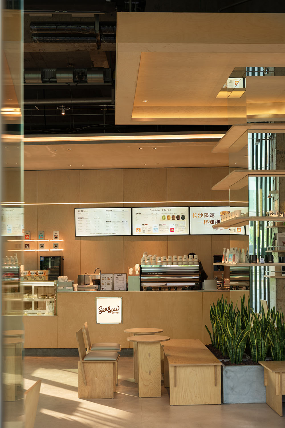 咖啡店設計,開放式咖啡店,鬆弛感咖啡店,商務中心咖啡店,咖啡店打卡,咖啡店裝修,咖啡店設計案例,咖啡店設計方案,長沙達美Seesaw咖啡店:遺落在都市CBD裏的一抹紅土,長沙,紫宇宙設計